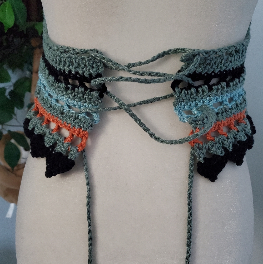 HANDCRAFTED Crochet Lace Up Halter Bralette Crop Top - Picture 4 of 9